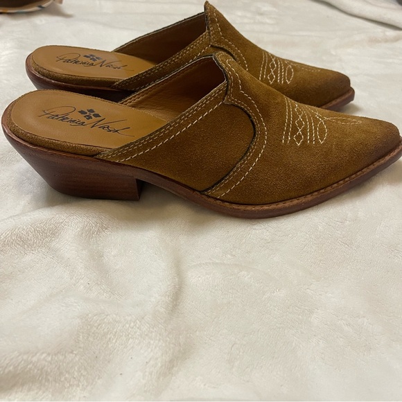 Patricia Nash /  Batista / Women's Mules / Tan Suede / Western / Sz 8 brand new! - Picture 2 of 6